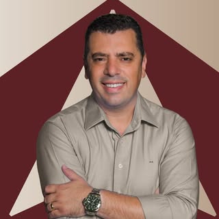 Adriano Cunha, de braços cruzados, em ensaio com o fundo da Novo Lar