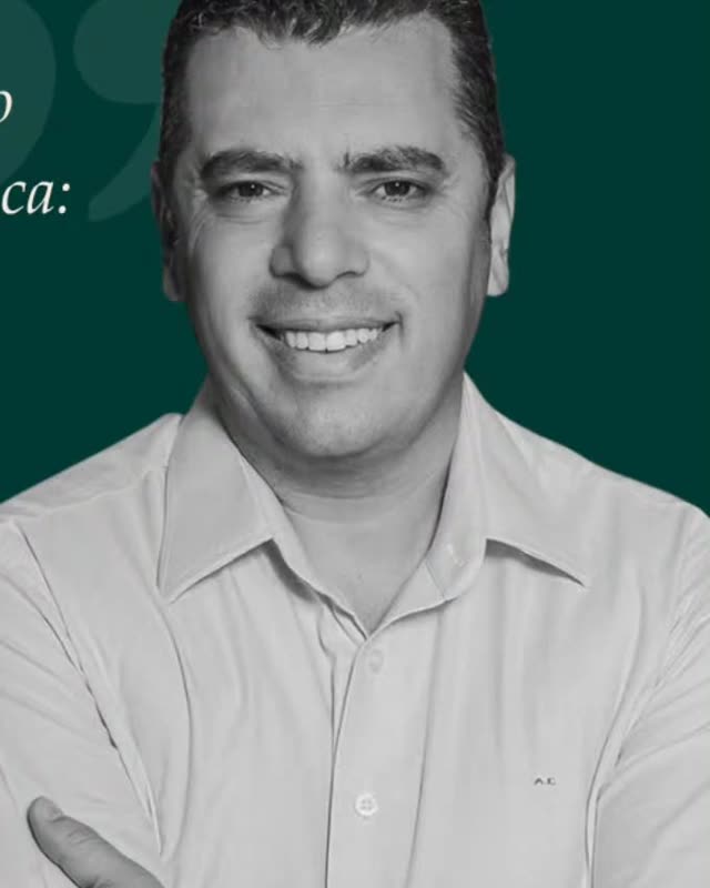 Adriano Cunha sorrindo, de braços cruzados