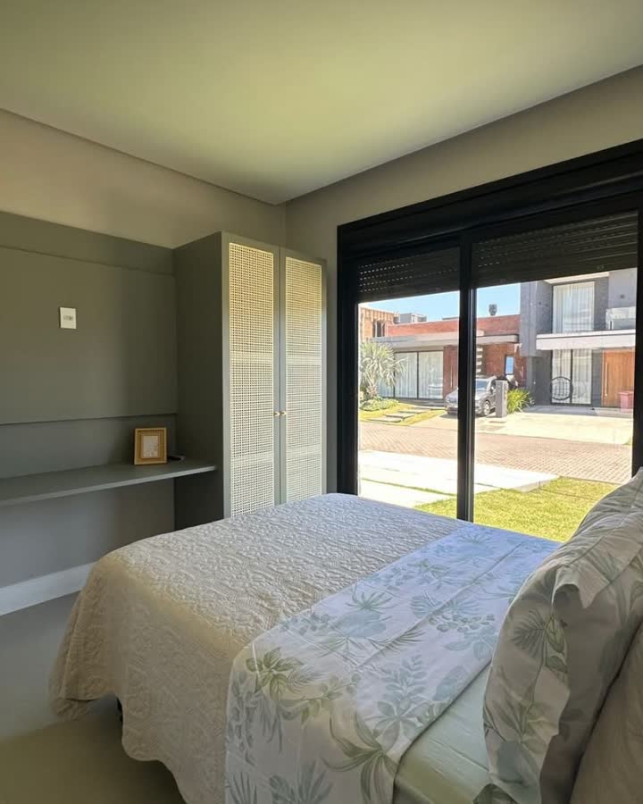 Suíte com porta de vidro para o jardim