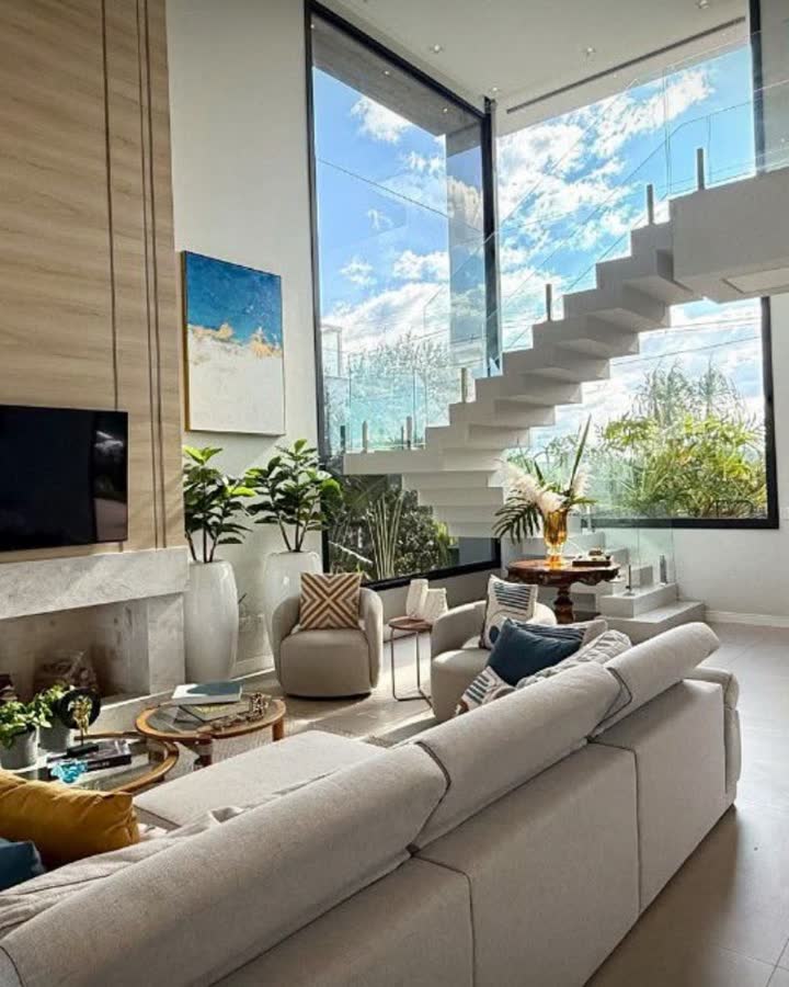 Living com pé-direito duplo e escada