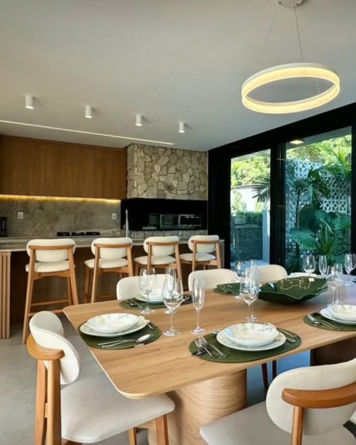 Mesa de jantar posta ao lado da cozinha