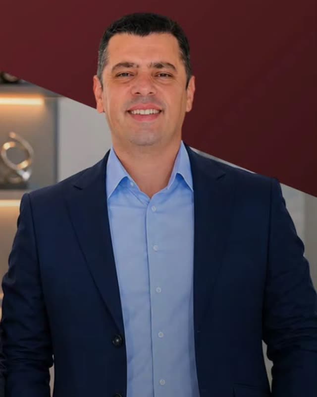 Adriano Cunha de terno azul no lançamento da Novo Lar Atlântida