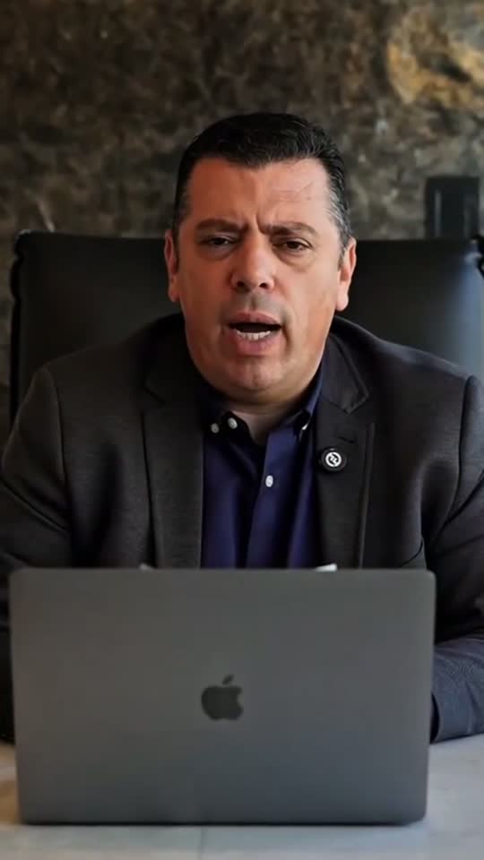 Adriano Cunha no escritório, falando sobre investimento na praia em 2026